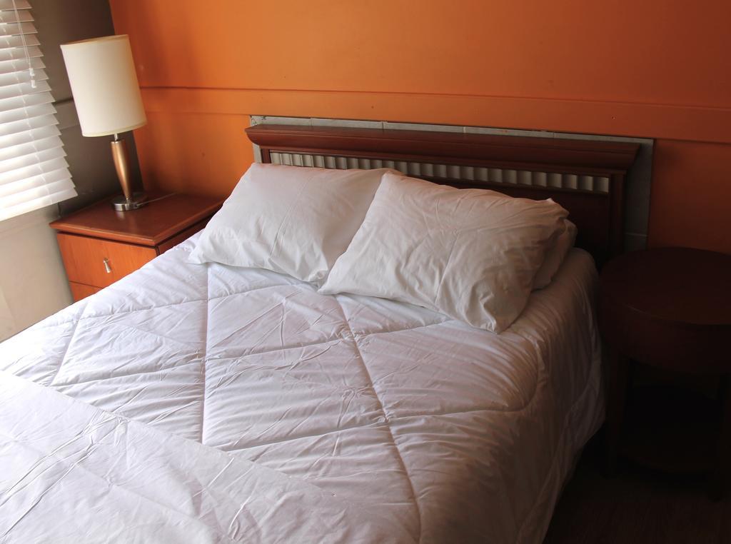 Toronto Central Hotel Room photo