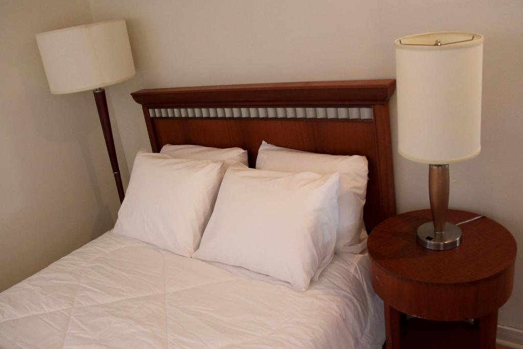 Toronto Central Hotel Room photo
