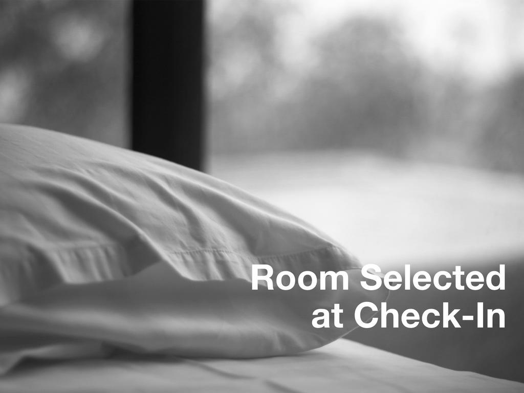 Toronto Central Hotel Room photo